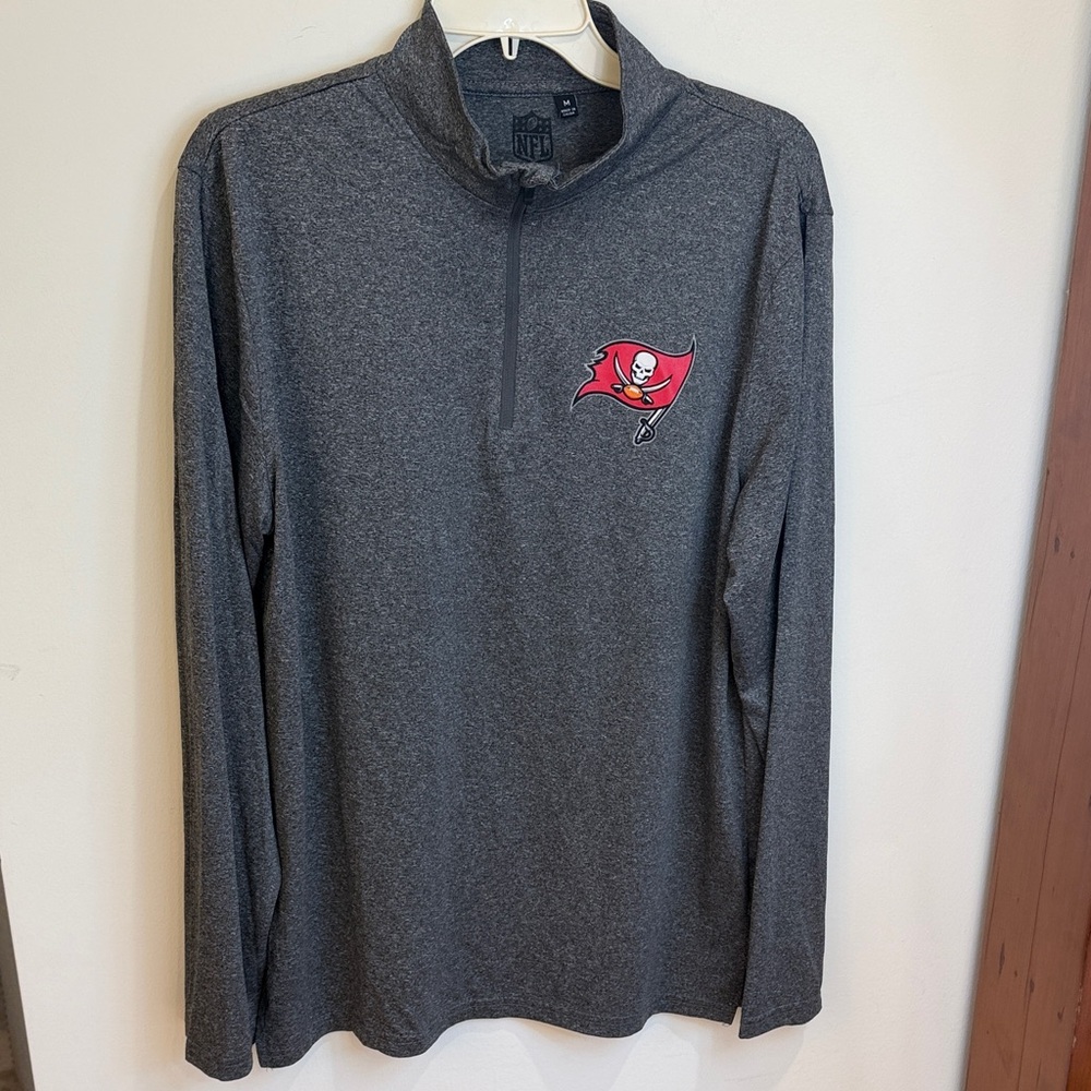 NFL Team Apparel Tampa Buccaneers Heather Gray Pullover with Buc’s Logo, M